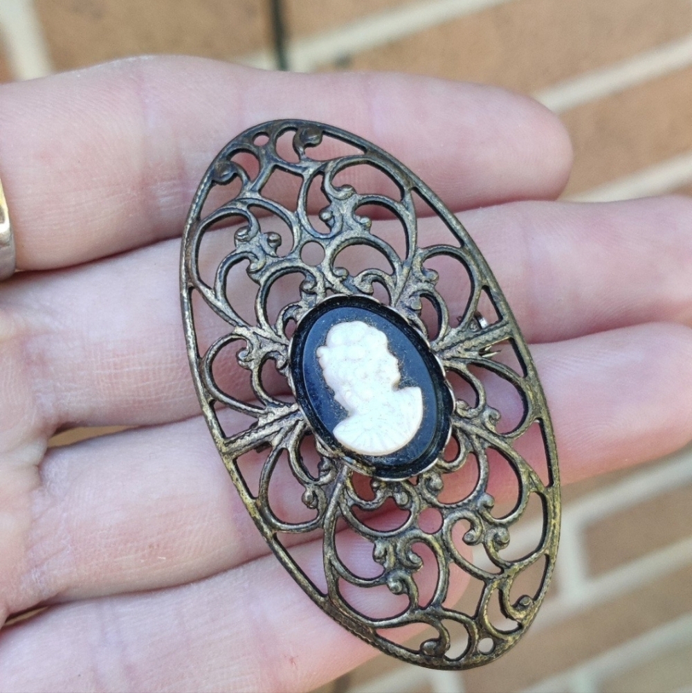 Vintage Cameo Brooch - Picture 2 of 4